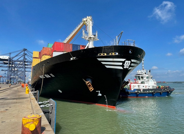 Hàng vận chuyển trực tiếp với hàng chuyển tải